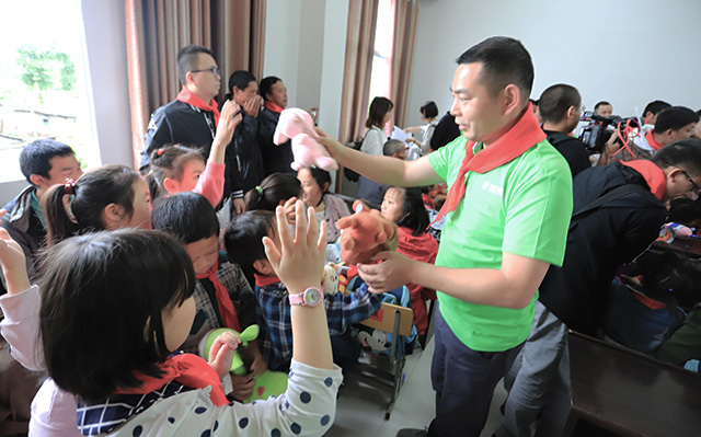 “六一微心愿，愛(ài)心暖童心”湘江電纜攜手村長(zhǎng)李銳愛(ài)心傳遞 點(diǎn)亮未來(lái)