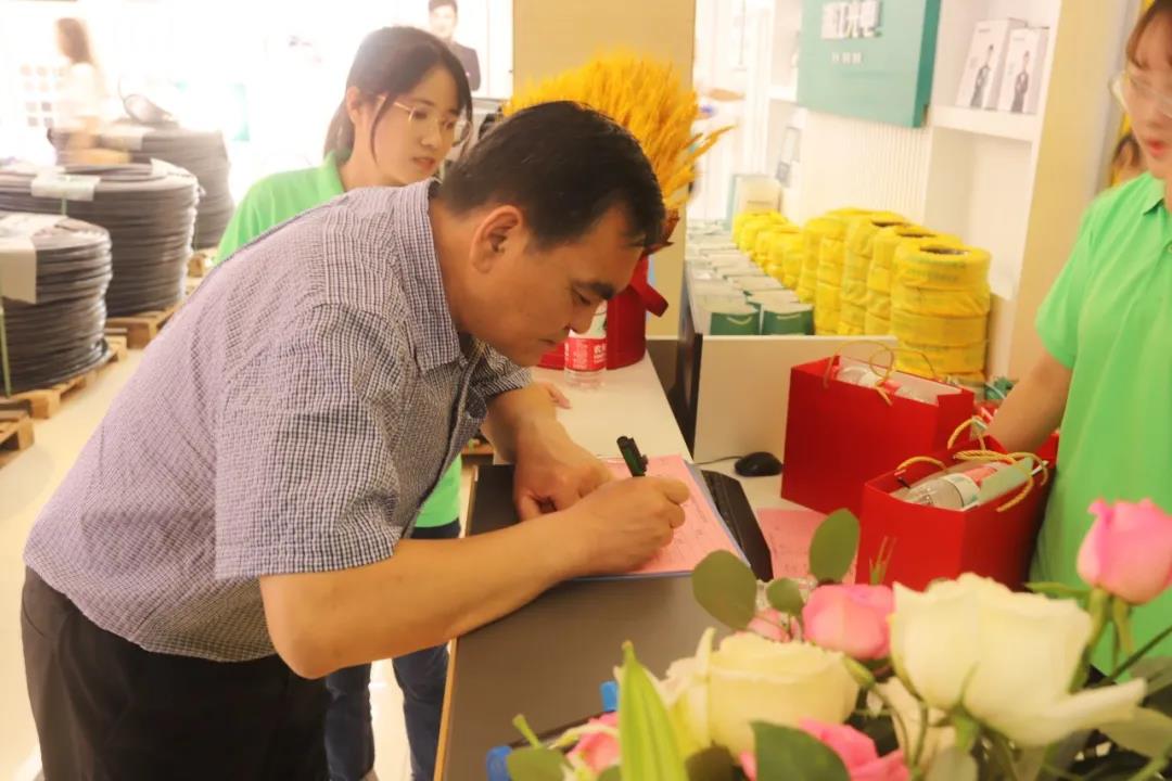 連通世界 點亮未來?。∠娼娎|集團武漢旗艦店開業(yè)慶典盛大舉行！